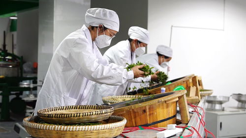 六盘水盘州市 小区内建起茶叶加工厂,搬迁群众在家门口就业